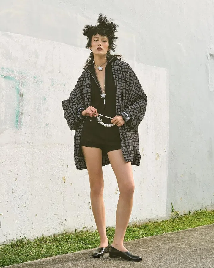 连衣裤、夹克、项链、腰带和手链/Chanel。