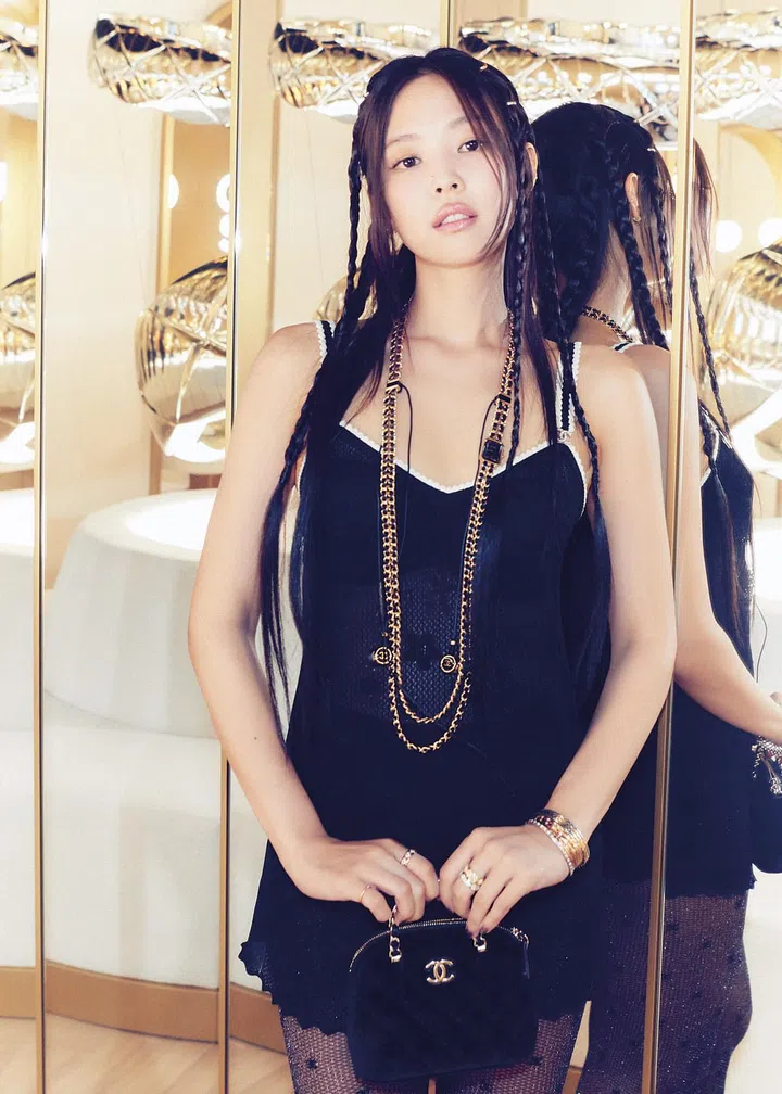 香奈儿品牌大使Jennie演绎Premiere Sound Watch。Photo courtesy of Chanel