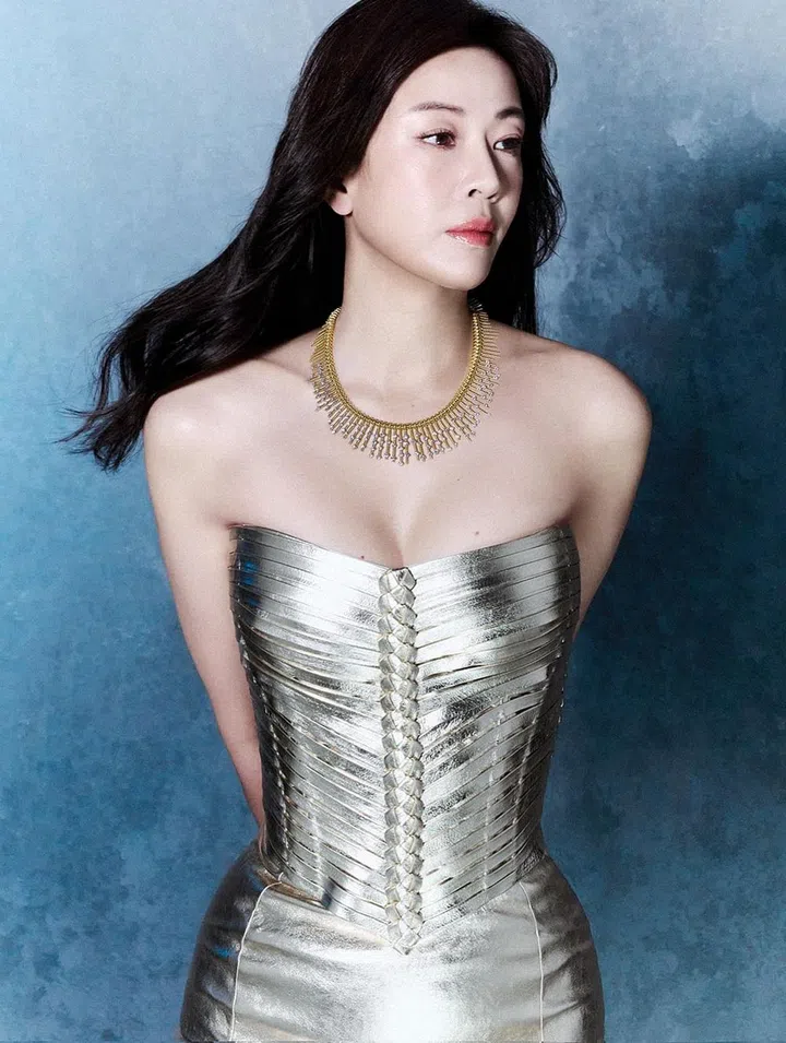 Schlumberger 系列Fringe项链/Tiffany & Co.。金色皮革无肩带礼服/Ralph Lauren Collection。