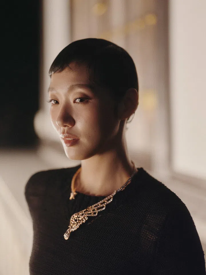 金高银佩戴Reach for the Stars高级珠宝系列Wild at heart项链。