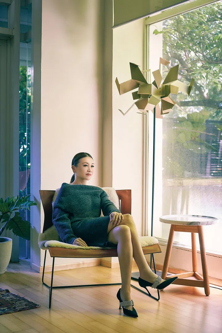 羊毛针织斜肩连衣裙/Michael Kors;皮鞋/Jimmy Choo。