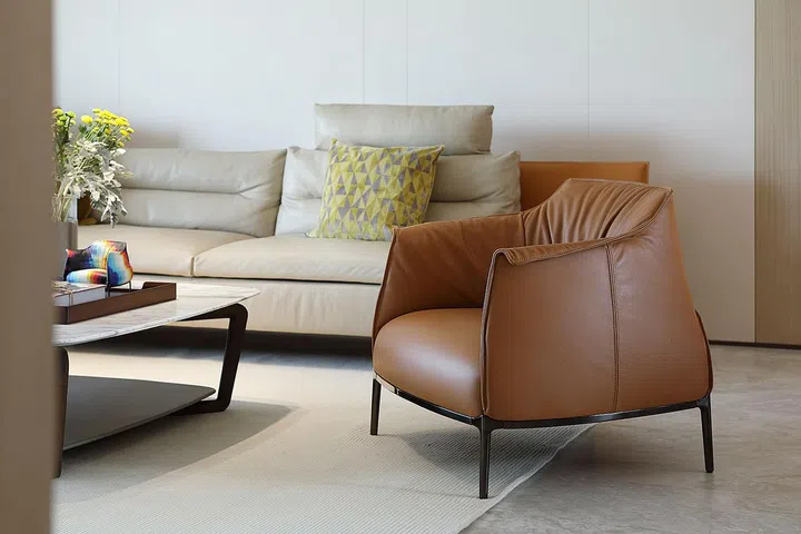 Archibald扶手椅采用品牌专利皮革Pelle Frau制作。