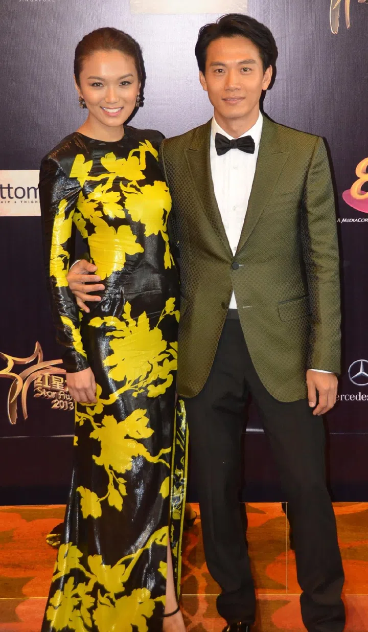 《红星大奖2013》第二场颁奖典礼于4月28日在滨海湾金沙举行，新传媒艺人白薇秀（左）与戚玉武一起走红地毯。