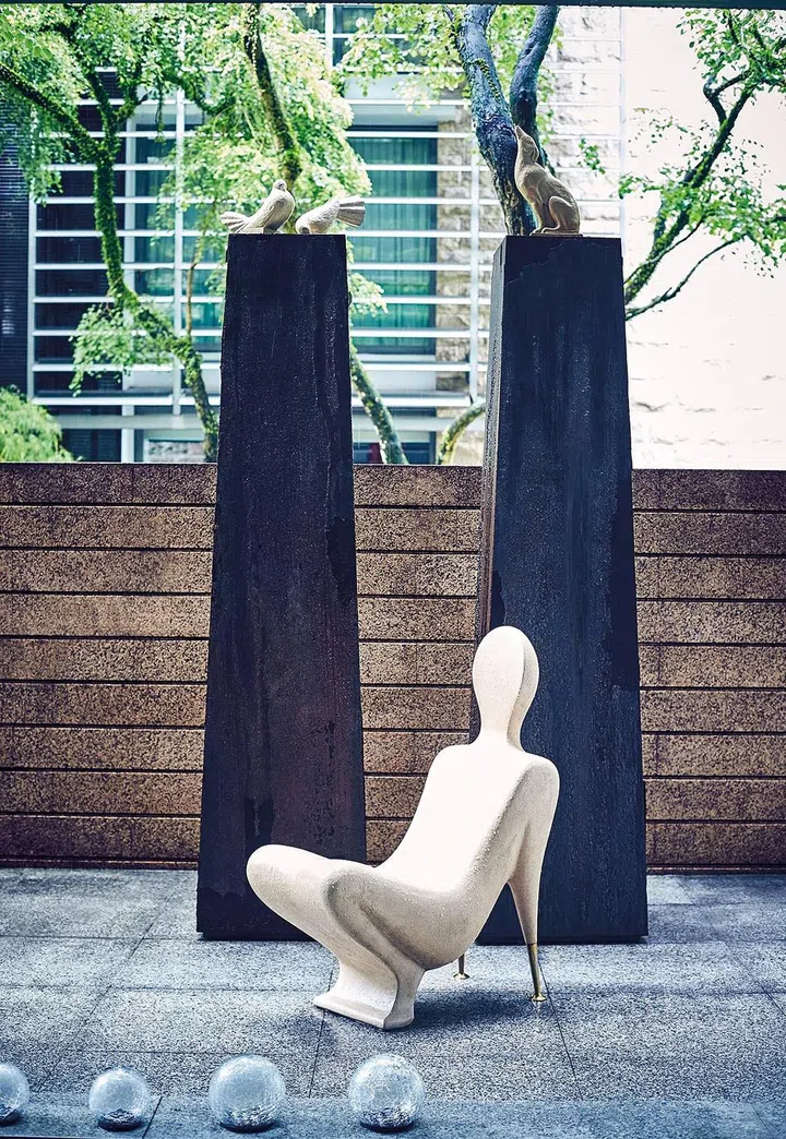 户外的巨型Aged Steel Pedestal底座经过特殊做旧处理，呈现特殊的质感，上面三只石灰石雕成的鸽子则是从1930年代法国艺术家Jacques Adnet的作品取得灵感。
