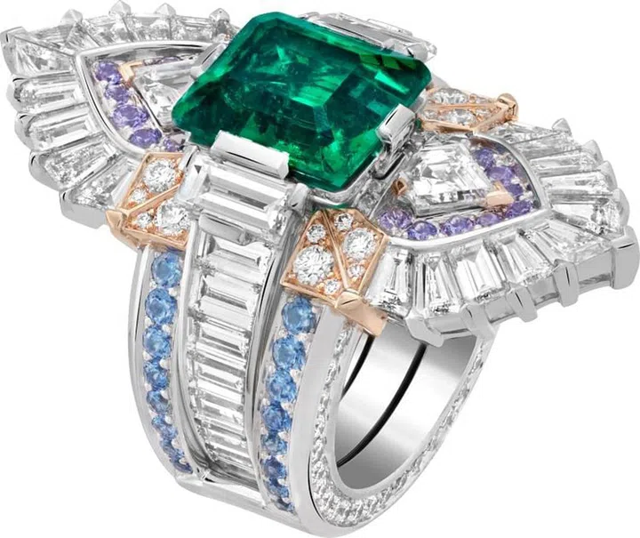 Lancet arch transformable ring. White gold, rose gold, platinum, one emerald-cut emerald of 4.38 carats (Colombia), blue and mauve sapphires, diamonds.