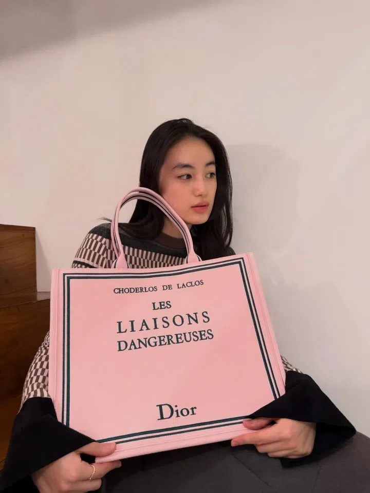 八木莉可子演绎2026春夏Dior Book Tote。