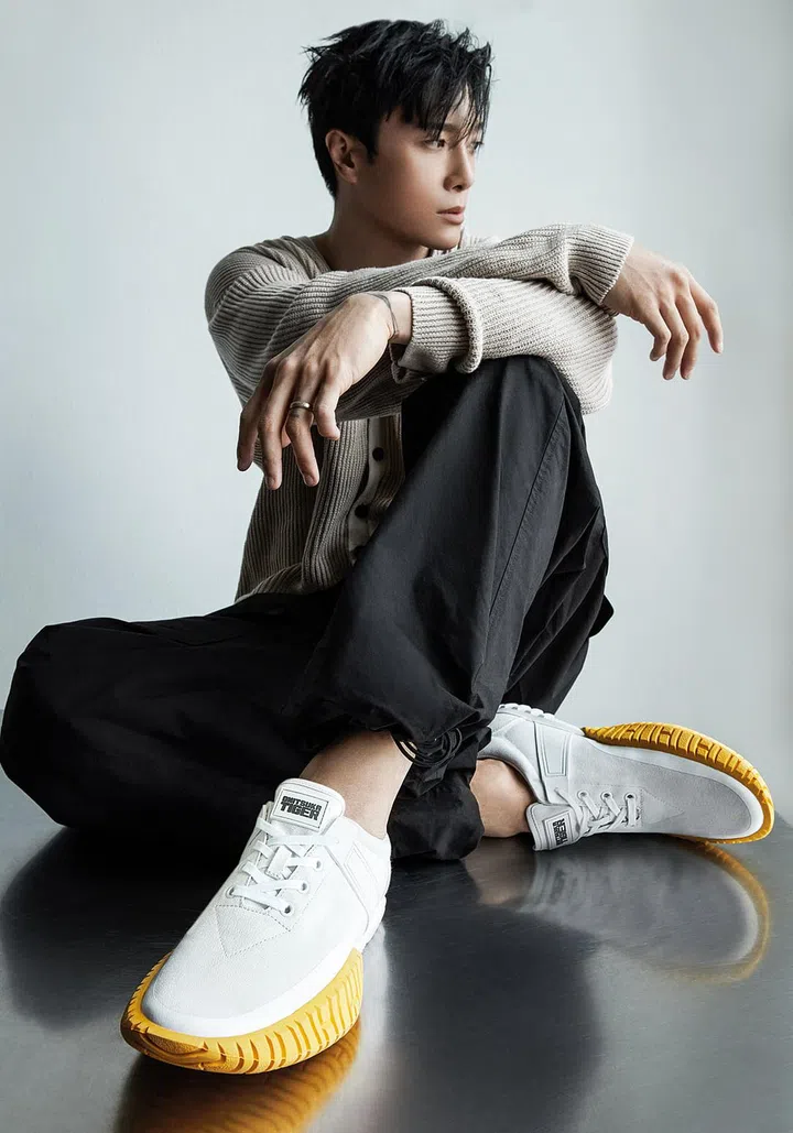 针织开衫、工装裤和DUCK TIGER MT运动鞋/Onitsuka Tiger。