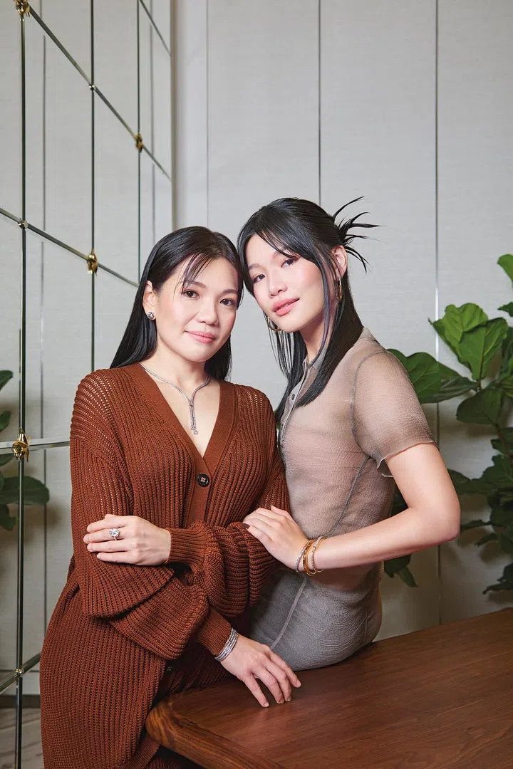 Angela穿Loro Piana造型搭配Tiffany & Co.高级珠宝； Adeline穿Loewe造型搭配Tiffany & Co.珠宝。