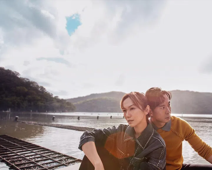 踩在温暖的河水中，品尝新鲜的生蚝，体验一场与自然亲密接触的味觉之旅。Sydney Oyster Farm Tour带你深入了解布罗肯湾的生蚝养殖工艺，感受这片土地的馈赠与海鲜宠溺味蕾的美味。outfit: 戚玉武 /Fendi ; 白薇秀 / Dior