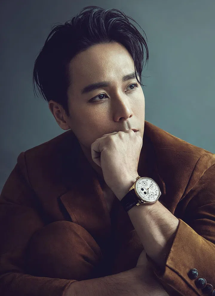 葡萄牙系列万年历腕表44/IWC。麂皮三件套西装/Ralph Lauren。Photo: Mark Law/ICON Singapore