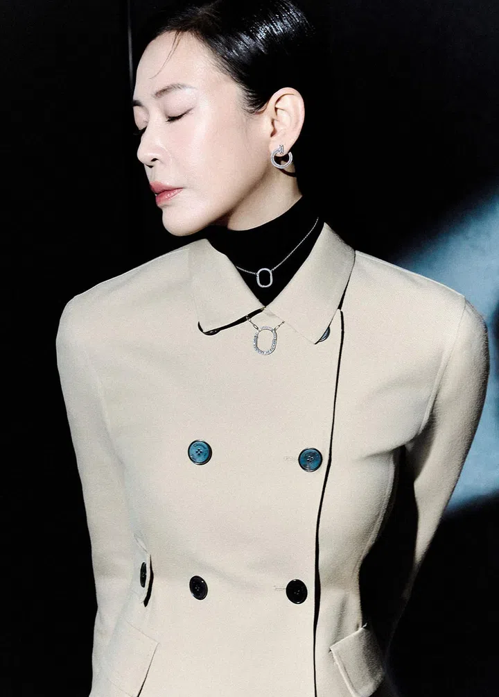 Tiffany Lock系列白金镶钻项链及白金项链小号款; Tiffany T1 系列白金镶钻开口式圈形耳环/Tiffany & Co.。 D Idole黑色漆皮小牛皮高跟靴、黑色针织毛衣、米色羊毛夹克和配套裙/Dior。