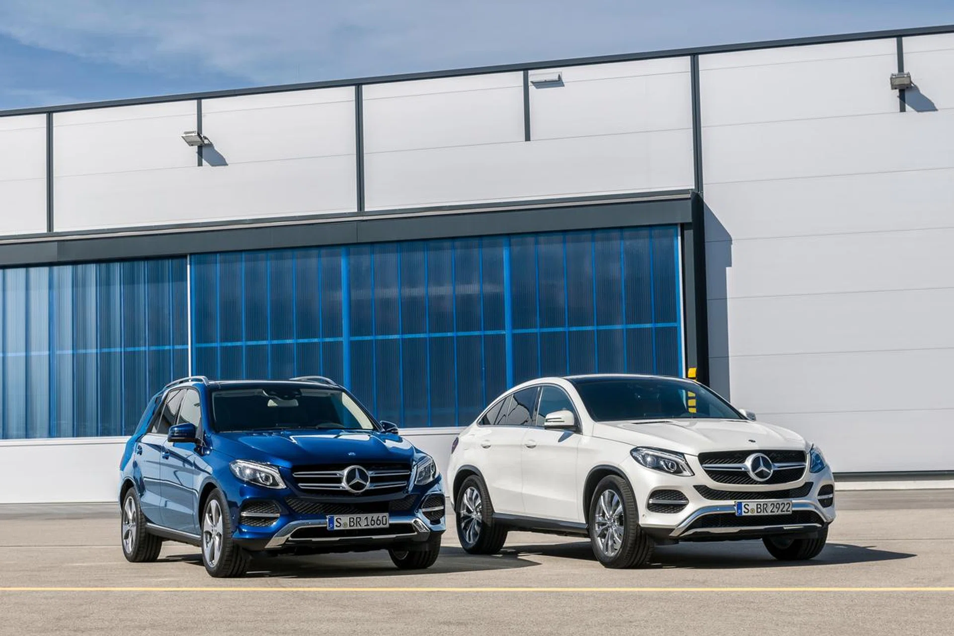 GLE SUV (W166),  Exterieur: Cavansitblau Metallic, Exterior: cavansite blue metallicGLE Coupé (C 292), Exterieur: Designo Diamantweiß Bright, exterior: designo diamond white bright