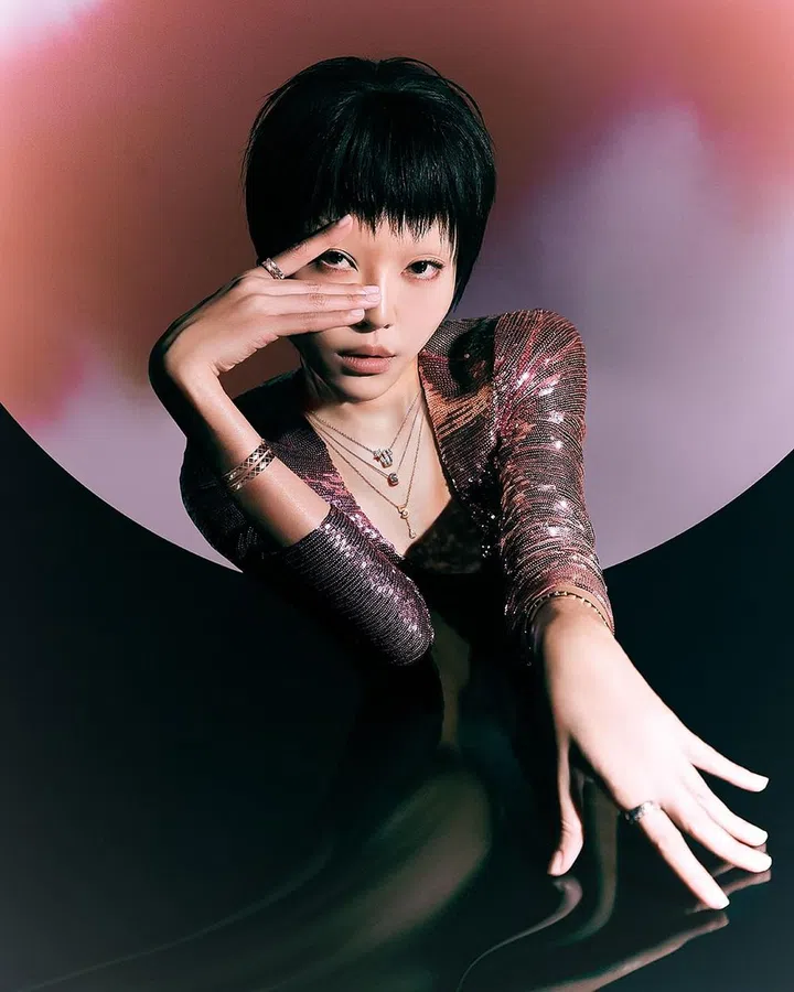 Coco crush系列戒指及手镯; Eternal N°5米色金镶钻项链; Coco crush系列黄金吊 坠; Étoile Filante白金镶钻项链/Chanel。 亮片上衣/Chanel。