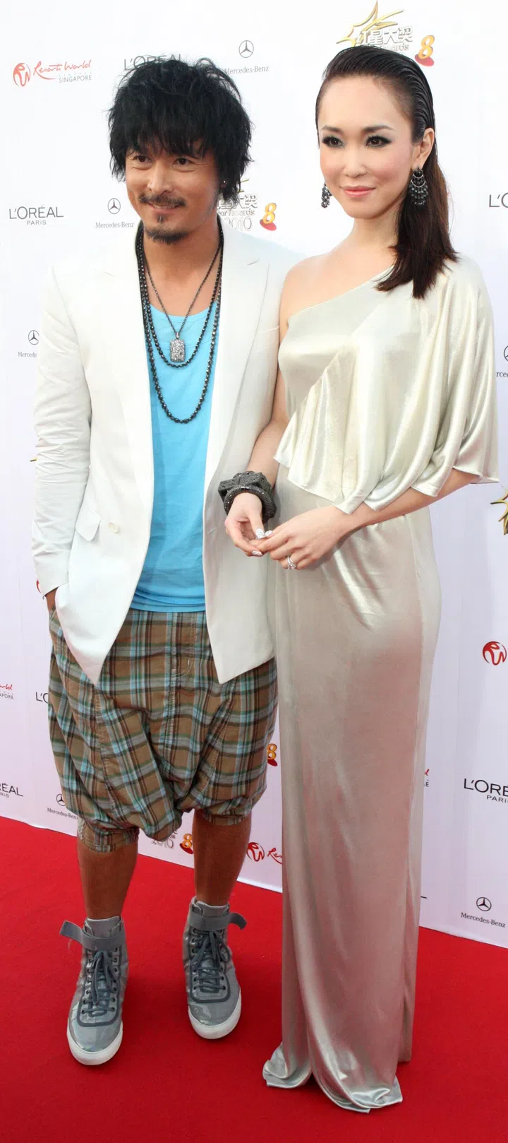 新传媒电视“红星大奖2010”于4月25日在圣淘沙名胜世界举行。新传媒艺人李铭顺与范文芳夫妇走星光大道红地毯。