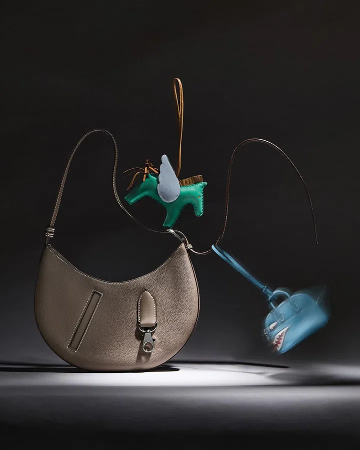 Hermes P’tit Arcon肩背包搭配Rodeo Pegase吊饰和Bolide Shark吊饰。