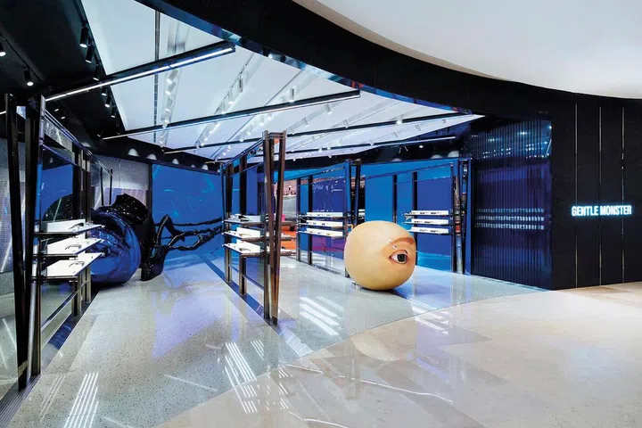 位于ION Orchard购物中心的Gentle Monster店铺，以未来主义为核心主题，围绕数据碎片化与重新解读展开叙事