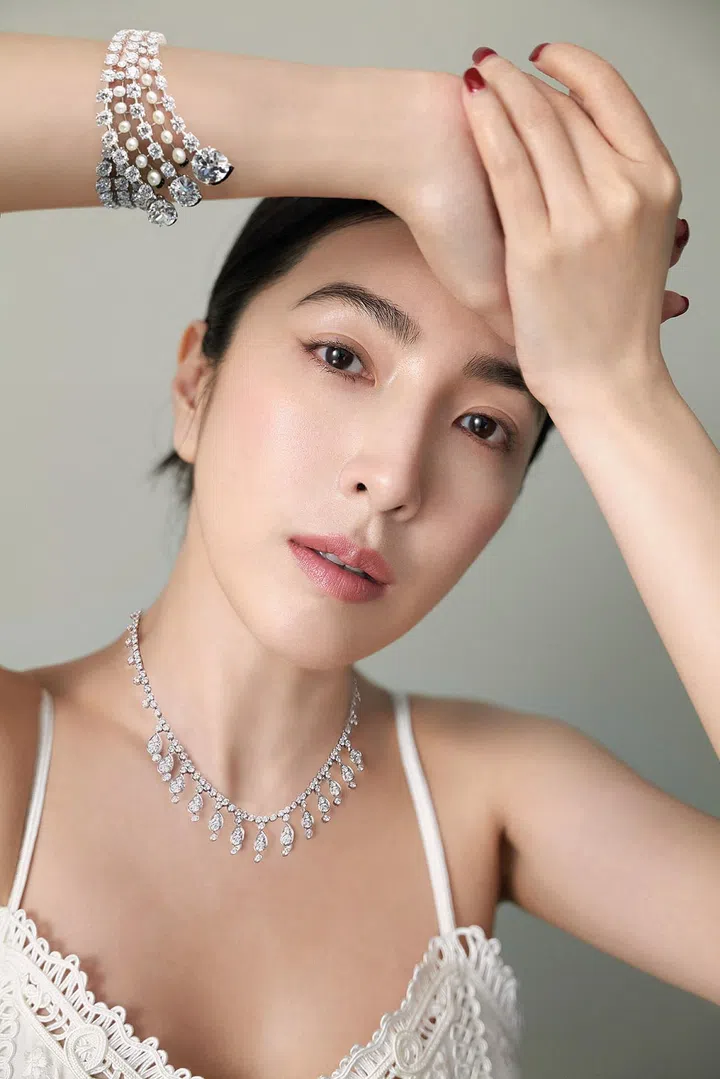 Pluie de Cartier 白金镶钻项链; 高级珠宝戒指，铂金镶嵌天然珍珠、缟玛瑙和钻石/Cartier。蕾丝连衣裙/Ralph Lauren。