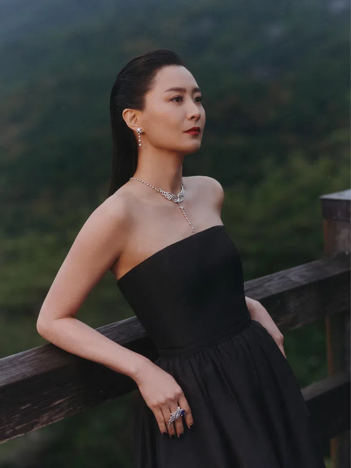 陈法拉佩戴Reach for the Stars高级珠宝系列Free Move项链。