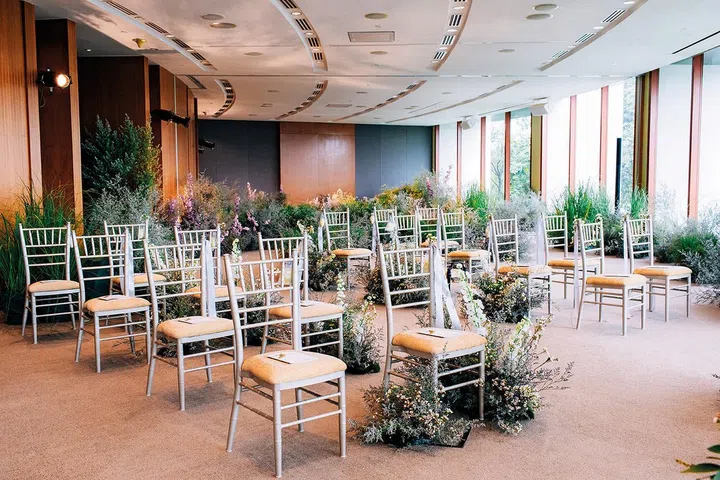 花园主题婚礼打破室内空间的封闭感。
