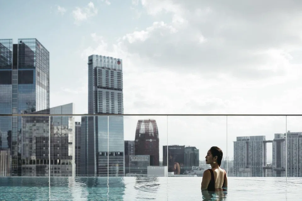 畅游于顶层的空中泳池Sky Pool能俯瞰迷人的城市天际线。