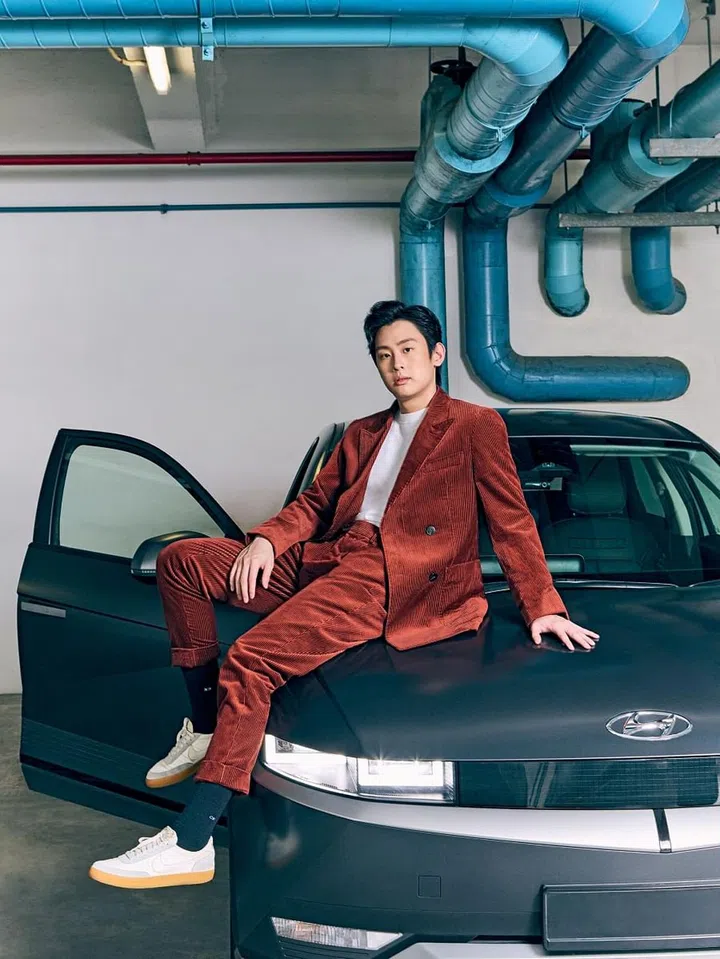 棉质西装外套和配套长裤/Boss。