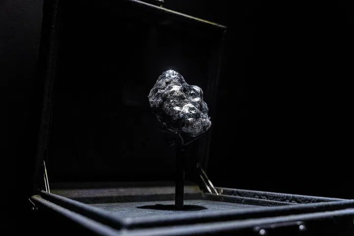 重1758克拉的塞韦洛钻石原石于2019年4月在博茨瓦纳卡罗维矿洞被发现。Photo courtesy of Louis Vuitton