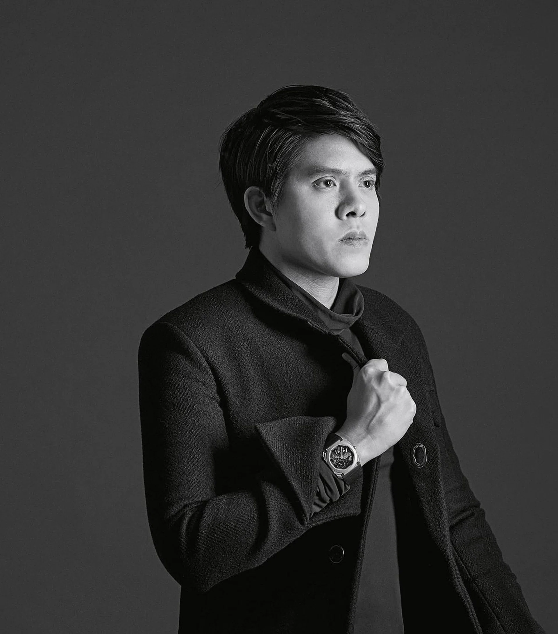 粘胶纤维混纺聚酯高领衫、羊毛外套、棉质裤子/Bottega Veneta。