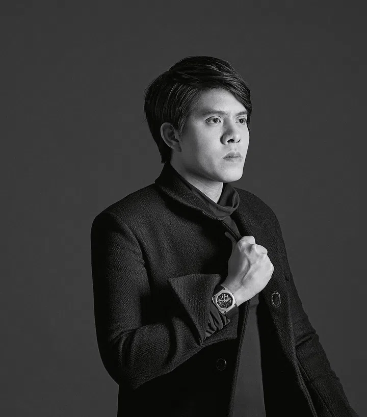 粘胶纤维混纺聚酯高领衫、羊毛外套、棉质裤子/Bottega Veneta。