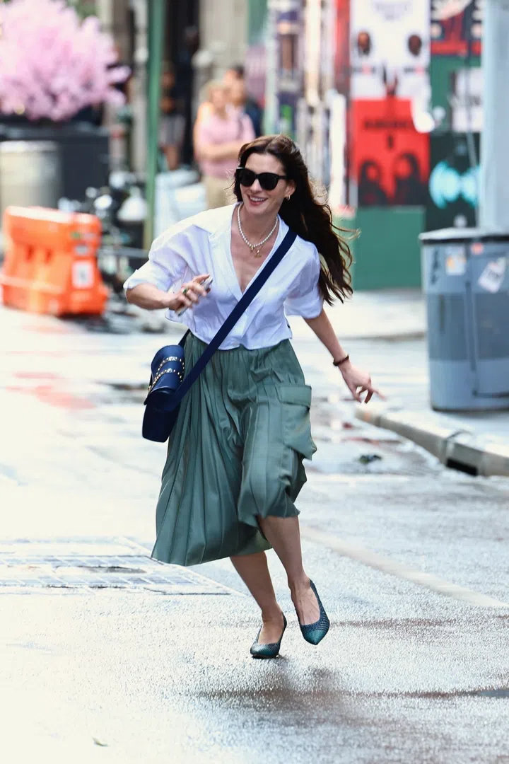 New York, NY  Anne Hathaway was spotted in character as Andrea Sachs while filming scenes for "The Devil Wears Prada 2" in SoHo, sprinting down the street as cameras followed her through the busy New York neighborhood.

Pictured: Anne Hathaway

BACKGRID USA 7 AUGUST 2025 

BYLINE MUST READ: BlayzenPhotos / BACKGRID

USA: +1 310 798 9111 / usasales@backgrid.com

UK: +44 208 344 2007 / uksales@backgrid.com

*UK Clients - Pictures Containing Children
Please Pixelate Face Prior To Publication*