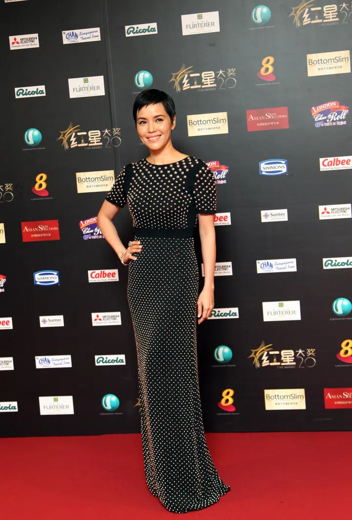 新传媒电视《红星大奖20》第二场颁奖典礼于2014年4月27日在新达新加坡会议与博览中心举行。郑惠玉一身Gucci铆钉长裙显女王风范。