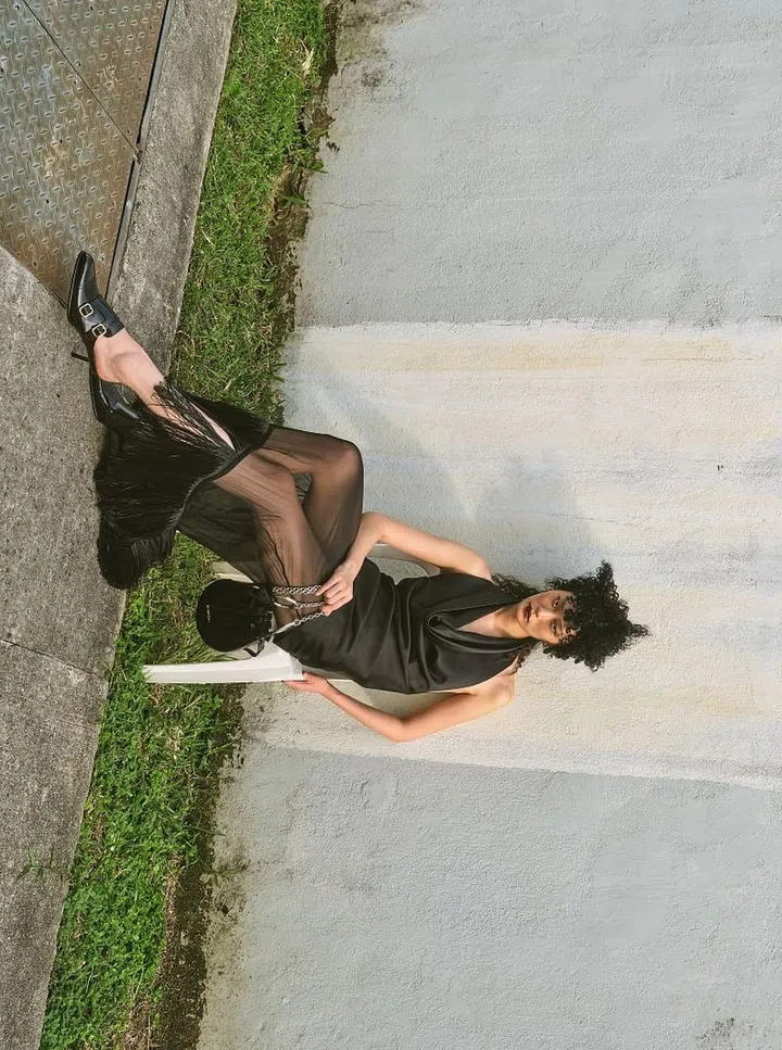 连衣裙和鞋履/Ferragamo;手袋/Givenchy。