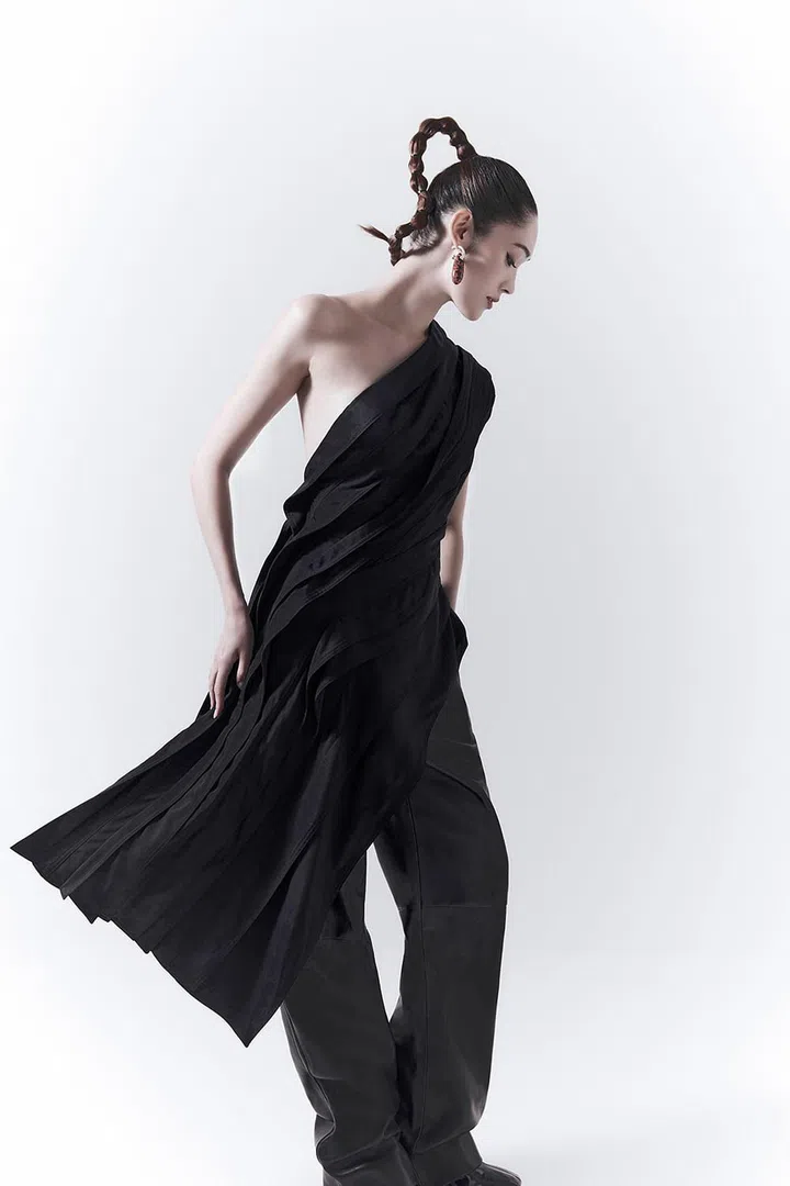 弹力粘胶上衣、皮裤和耳环/Bottega Veneta。