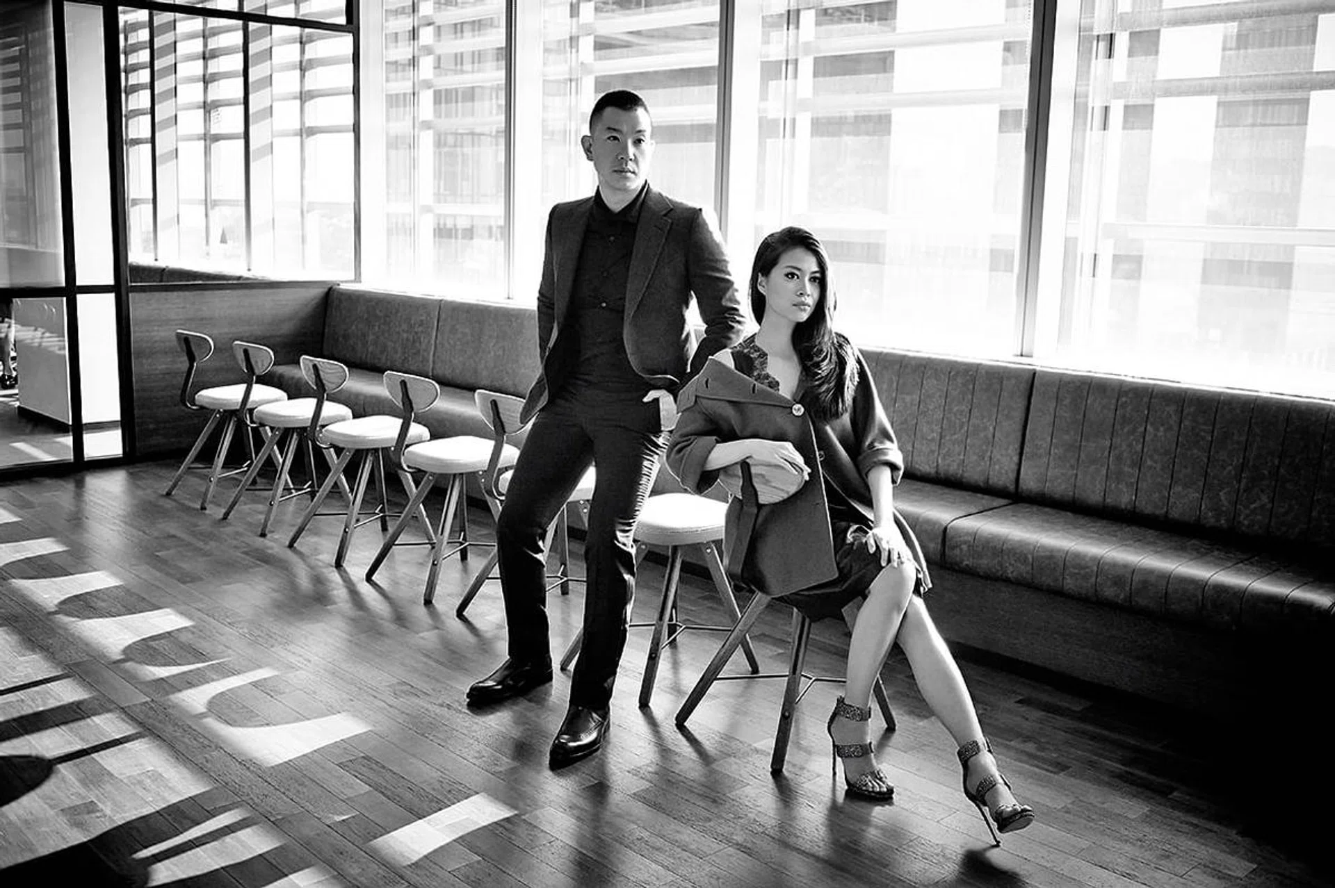  (Justin)衬衫、西裤和皮靴/Hermes；西装外套/Dunhill。 (Shuyi)蕾丝裙子、外套/Dior；高跟鞋/Jimmy Choo。 