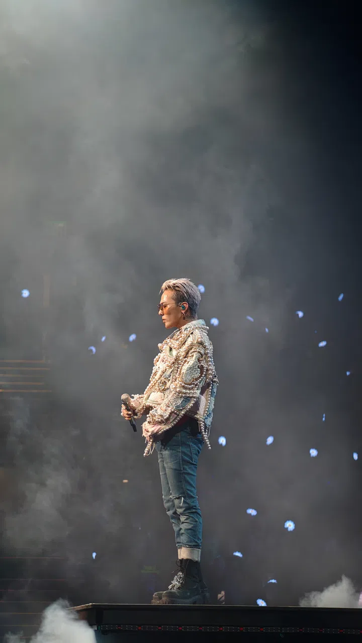 GD在G-Dragon 2025 [Übermensch] 世界巡回演唱会香港站佩戴Pomellato Nudo高级珠宝系列玫瑰金镶嵌碧玺和钻石耳环。