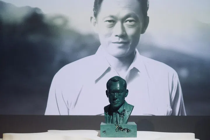 展览结合了Daniel Arsham所创作的雕塑以及人工智慧制作的影像。(Image: Dion Tang)