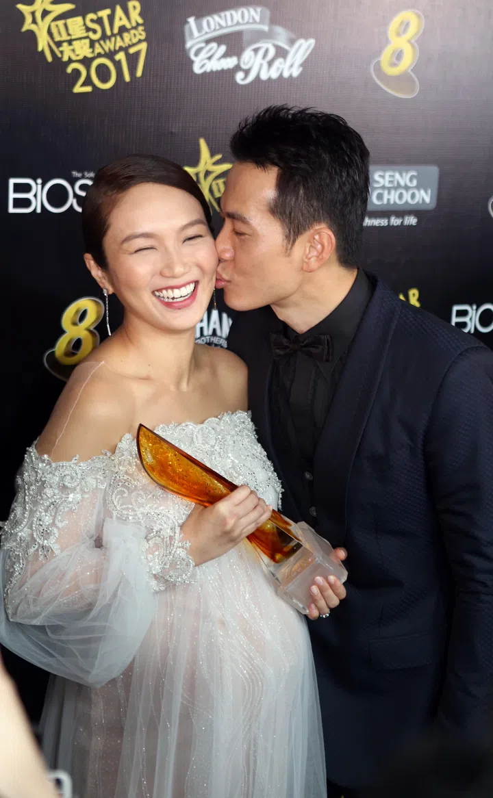 年度娱乐盛事《红星大奖2017》颁奖礼于4月16日晚在位于波那维斯达媒体城的新传媒演播厅举行。艺人白薇秀荣登“超级红星”，正式上了“神台”。老公戚玉武献吻祝福，画面温馨。