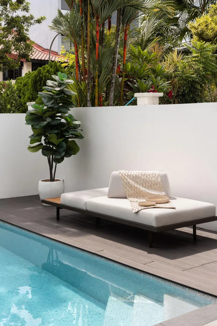 King Living户外家具面料的一大亮点在于具有卓越的防水、防污和耐磨性，让户外家具即便经受热带气候的风吹雨打，也能保持如新。Photo: ACO Architects and Architology Interiors