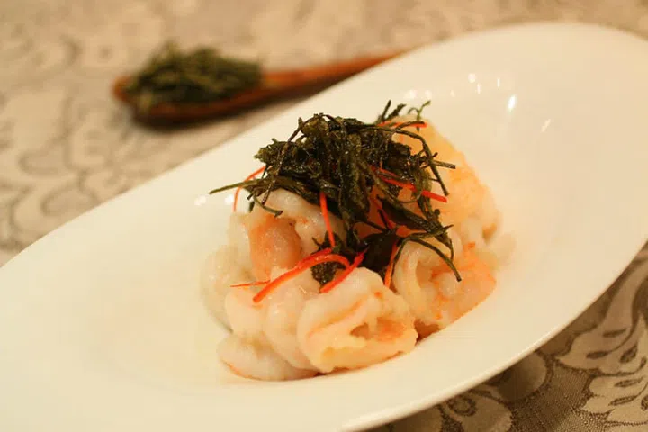 Sautéed Prawns with “Long Jing” Tea