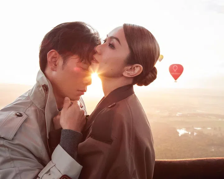 搭乘Balloon Aloft热气球，从空中俯瞰猎人谷壮丽景色；辽阔的葡萄园，起伏的山丘与无尽的绿意交织成一幅 绝美的画卷，偶尔还能从高空中发现草原上的袋鼠。outfit: 戚玉武 & 白薇秀 / Tod‘s