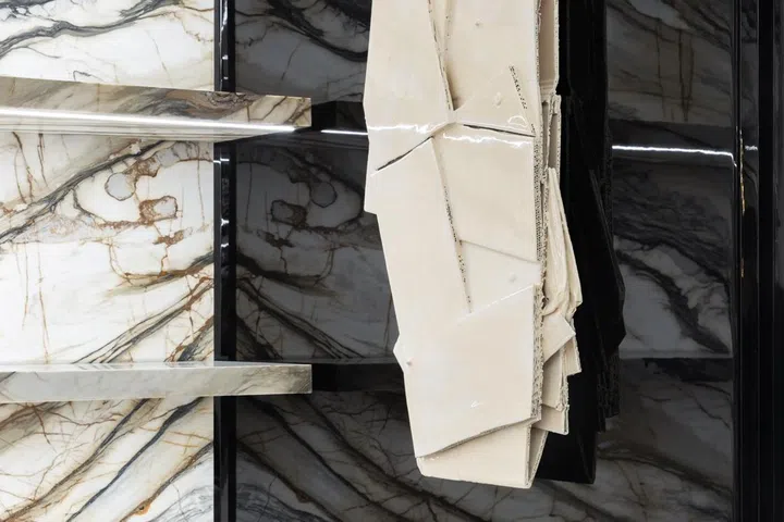 Celine全新精品店于ION Orchard购物中心一层盛大开幕，展现荷兰艺术家Machteld Rullens的作品。