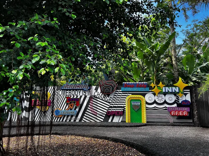 Lost Lindenberg酒店就隐藏在这片德国艺术家的艺术装置后。