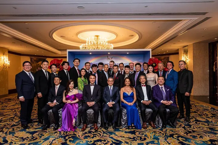 前排左至右:Sean Wu, Susan Peh, Albert Chiu,MinisterEdwin Tong,Roberta Gambarini,Dr Edmund Lam,Prof Jeremy Monteiro 后排:JASSO音乐家