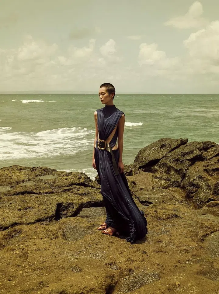 连衣裙和鞋履/Loewe。
