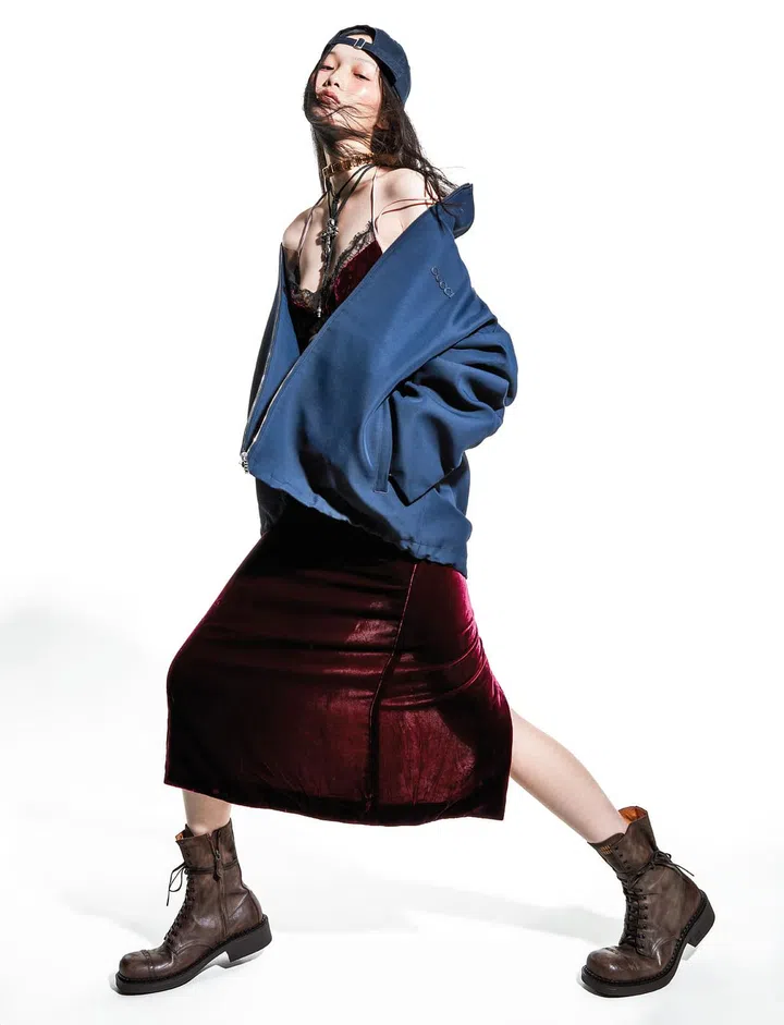 天鹅绒蕾丝吊带裙、羊毛飞行员夹克、颈链/Gucci;皮靴/Miu Miu;银链条项链/Chrome Hearts。