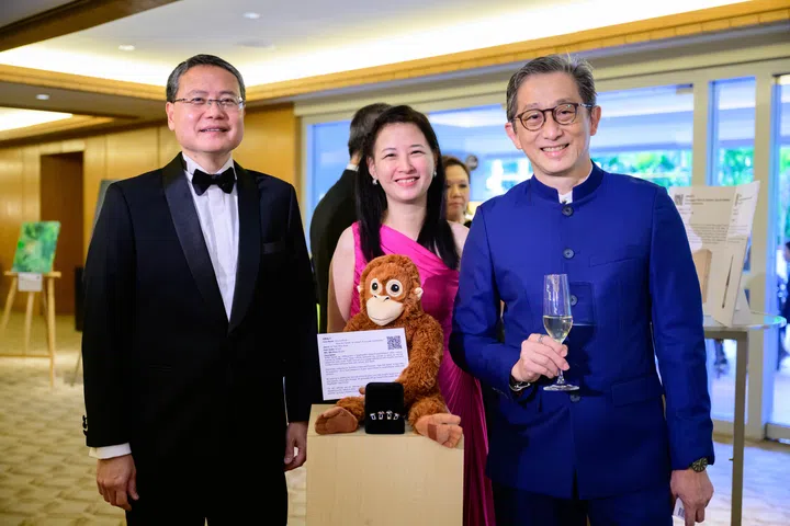 (从左至右) Prof Ng Wai Hoe、Ms Karen Koh、Dr Teoh Khim Hean