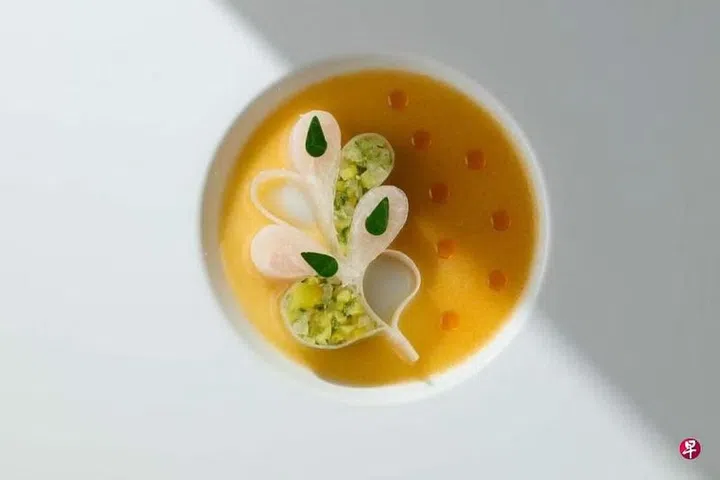 制作这道亚参酸辣鱼的酸味时，林恬耀以台湾杨桃取代原本东南亚用的罗望子，酱汁由杨桃和菠萝蜜组成。（餐馆提供）