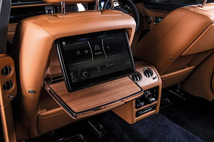 车内饰套件共采用20组半张皮革、疏阔的加长直线缝制工艺，突显品牌皮革缝制技术的精湛。