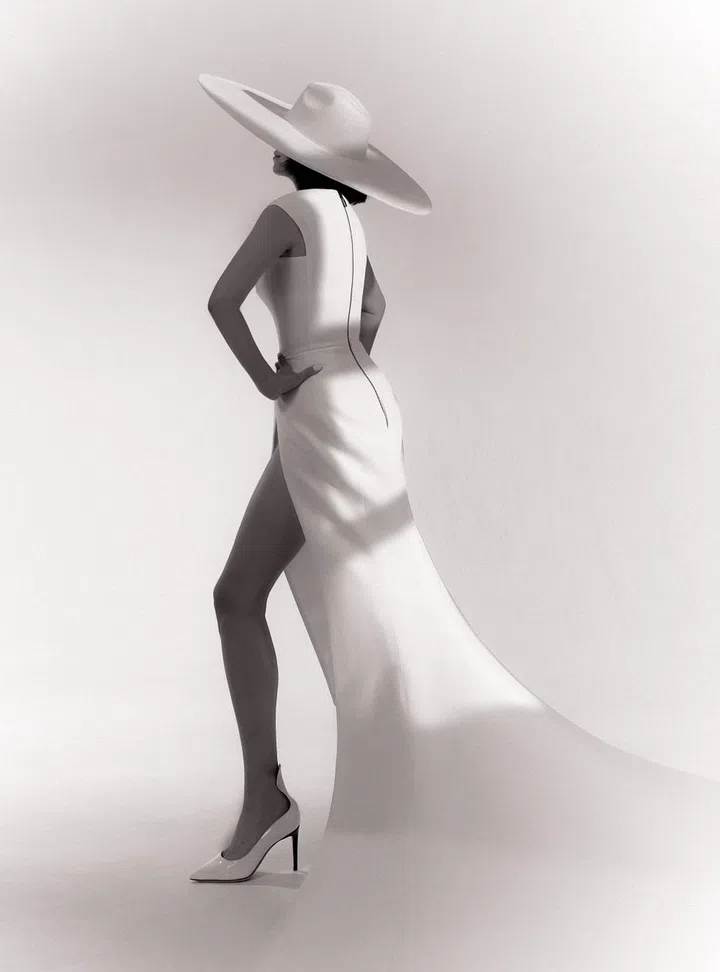 白色连衣裙/Toni Maticevski；高跟鞋/Giuseppe Zanotti。