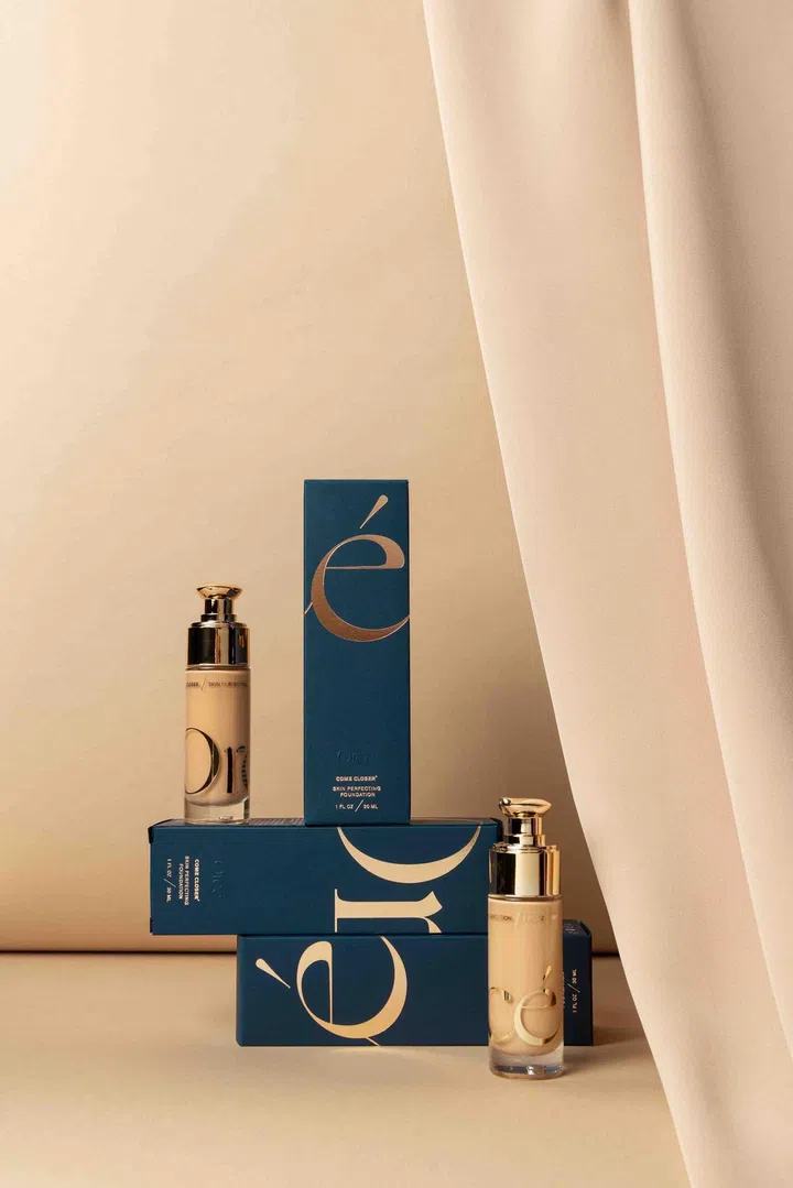 Come Closer Perfecting Serum-Foundation粉底液质地薄透，含有养肤功能的珍珠粉和吴茱萸。