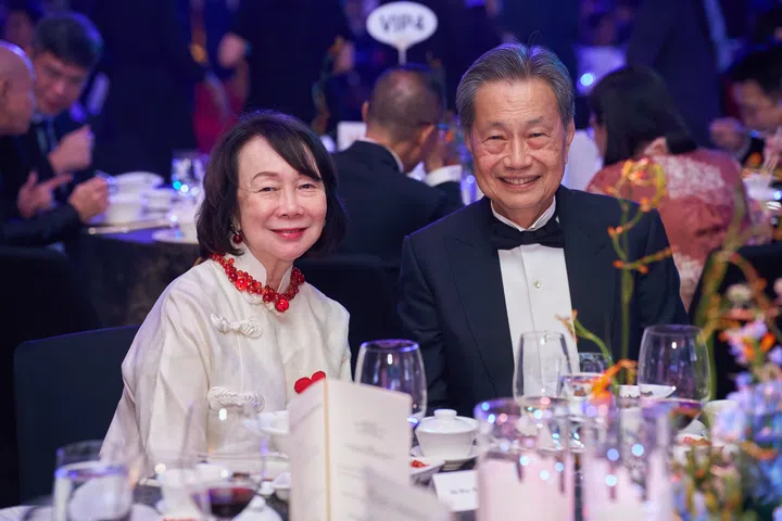 从左至右：Ms Wee Wei Ling 以及 Mr Cheng Wai Keung